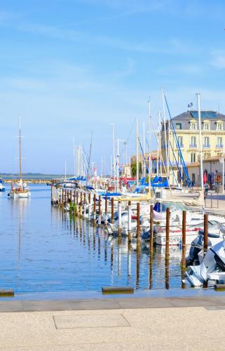 un groupe de bateaux amarrés dans un port de plaisance dans l'établissement Au bord de Thau, à Marseillan