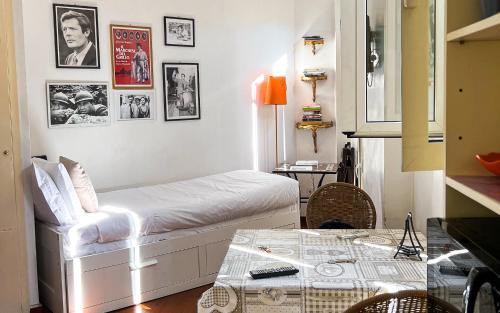 een kleine kamer met een bed en een tafel bij Have a nice day at Piazza Navona in Rome