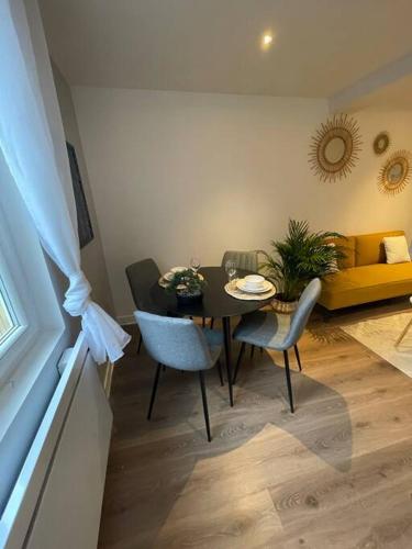 - une table à manger et des chaises dans le salon dans l'établissement Le Sunny-hyper centre -proche gare - Paisible -WIFI HD -NETFLIX-Idéal couple business et famille, à Niort