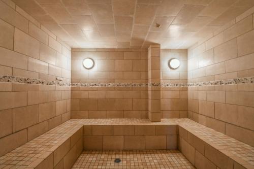 una ducha de azulejos con dos luces en la pared en Lakeside 1485 en Keystone