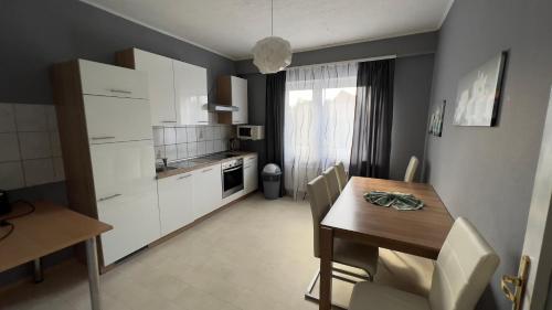 Pension Reiter في بلومبرغ: مطبخ وغرفة طعام مع طاولة وكراسي