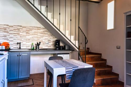una cucina con tavolo e scala di Casa indipendente Collecchio a Collecchio