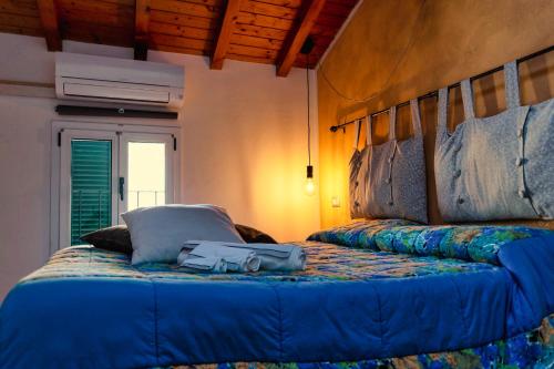 una camera da letto con un letto con una coperta blu e una borsa sopra di Casa indipendente Collecchio a Collecchio