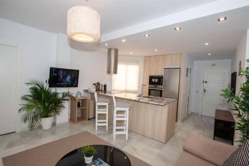 cocina abierta y sala de estar con encimera en Penthouse with terrace in Marbella- Costa del Sol, en Marbella