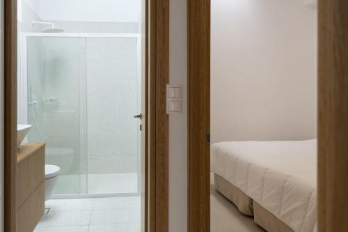 La salle de bains est pourvue d'un lit, d'une douche et de toilettes. dans l'établissement Parikia's Cosy Jewel, à Parikia