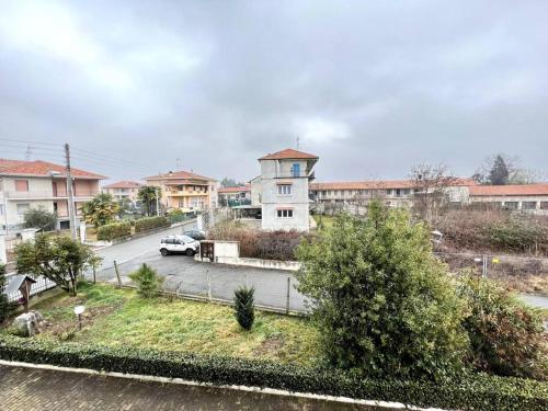 a view of a city with a car parked in a parking lot at Villetta famigliare a 10 minuti dal lago in Gargallo