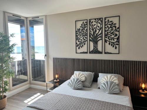 une chambre avec un lit avec deux oreillers dessus dans l'établissement En front de Mer, Magnifique Appartement 6 pers., au Cap d'Agde