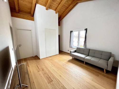 a living room with a couch and a window at Villetta famigliare a 10 minuti dal lago in Gargallo