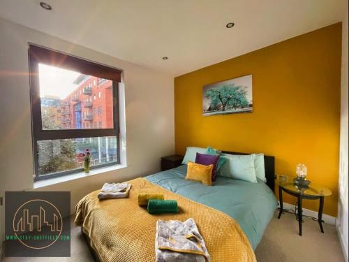 1 dormitorio con 2 camas y ventana en Iconic City Centre Apartment in the Devonshire Quarter, en Sheffield