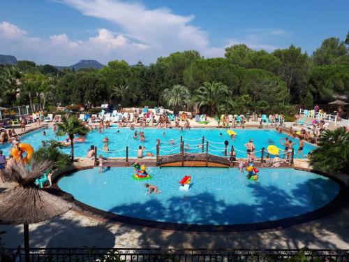 Bazén v ubytování Harbers zonvakanties chalets met airco camping Leï Suves Roquebrune sur Argens nebo v jeho okolí