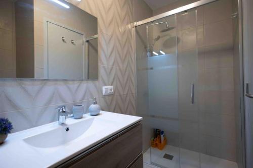 bagno con lavandino e doccia di Frontline Penthouse - Prixmar - by VV Canary Ocean Homes a El Pris