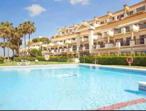 Bazén v ubytovaní Marbella beachfront apartment Romana Playa Elviria alebo v jeho blízkosti