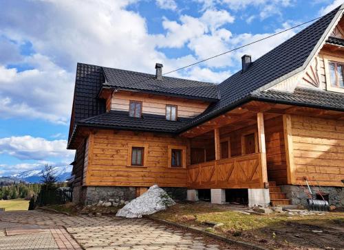 una grande casa in legno con tetto nero di Murań1 a Bukowina Tatrzańska