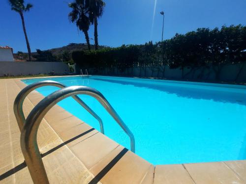 בריכת השחייה שנמצאת ב-Villa Playa Tauro - Luxury bungalow with pool או באזור