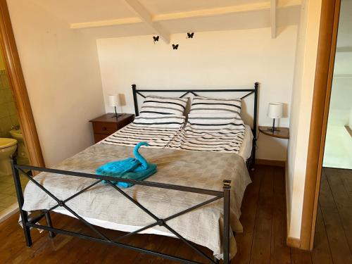 um quarto com uma cama com um peixe azul em BellaLimone em Calatabiano