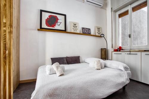 Un dormitorio con una cama blanca con toallas. en C Studio - Design Bilo Suite -M3- 8 min dal Duomo, en Milán