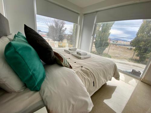 1 dormitorio con cama y ventana grande en De LOS TEMPANOS en Ushuaia