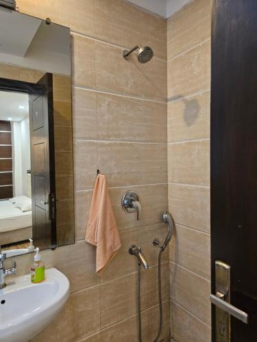 ein Bad mit einem Waschbecken und einer Dusche in der Unterkunft Palatial 3bhk apartment!Greater kailash 1 in Neu-Delhi