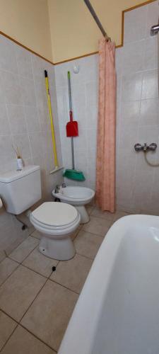 a bathroom with two toilets and a bath tub at Lejana Patagonia in Esquel