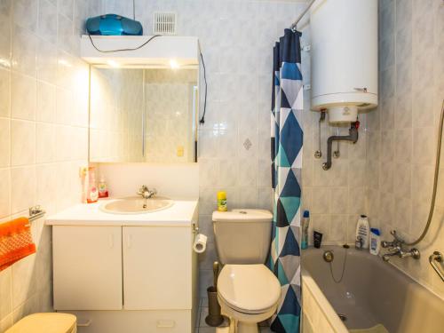 Green Garden blok 6 1 bedroom on floor 1 في ميدل كيرك: حمام مع مرحاض ومغسلة وحوض استحمام