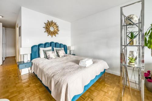 een slaapkamer met een groot bed met een blauw hoofdeinde bij Beautiful Studio Lake View and Castle in Veytaux