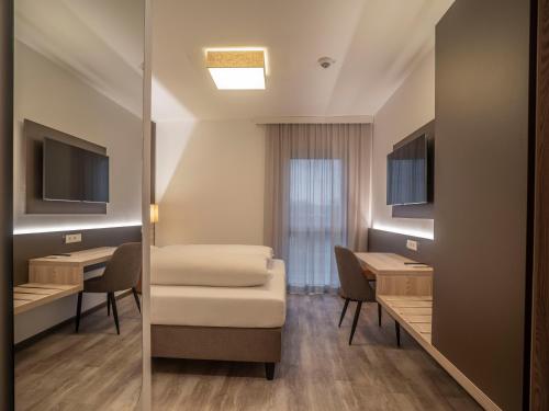 a hospital room with a table and chairs at Motel Waidhofen an der Thaya in Waidhofen an der Thaya