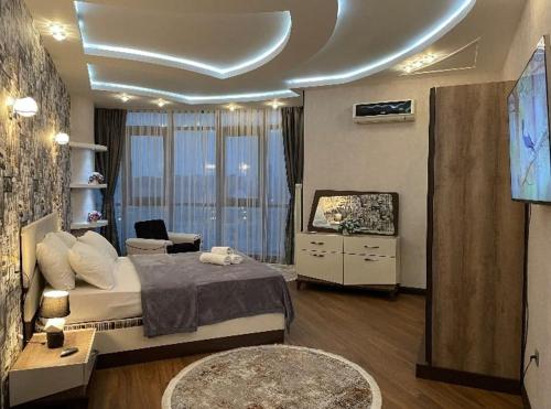 una camera con letto e TV di Grand Sea View Megafun a Baku