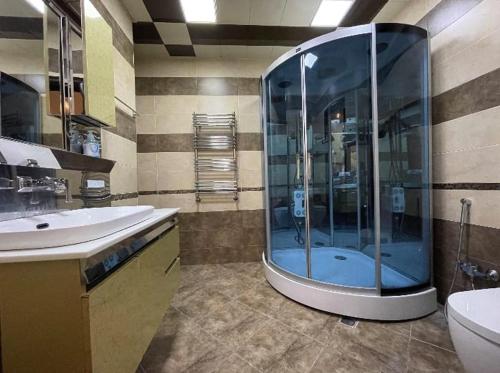 La salle de bains est pourvue d'une douche, d'un lavabo et de toilettes. dans l'établissement Grand Sea View Megafun, à Baku