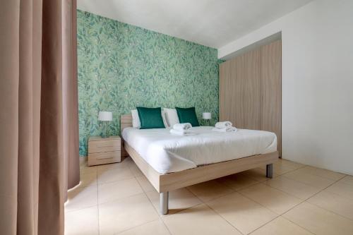 Postel nebo postele na pokoji v ubytování Sliema Tigne Suites