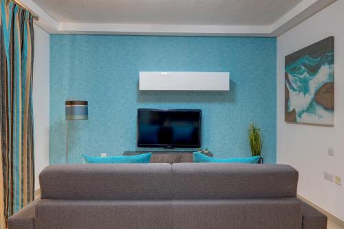 TV a/nebo společenská místnost v ubytování Sliema Tigne Suites