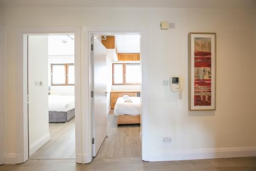 Letto o letti in una camera di IFSC Townhouse Apartments