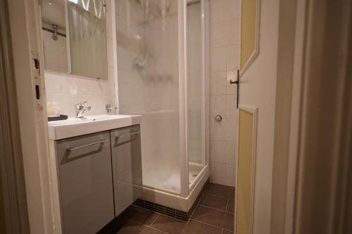La salle de bains est pourvue d'une douche et d'un lavabo. dans l'établissement Guest House Navona 2, à Rome
