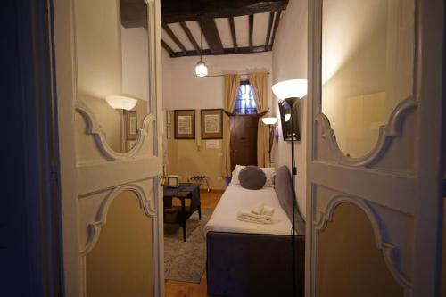 um quarto com uma cama e um quarto com uma mesa em Guest House Navona 2 em Roma
