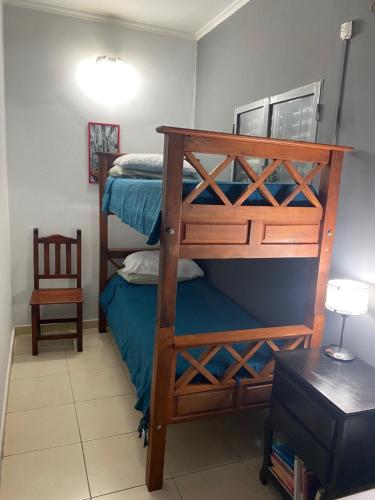 - une chambre avec 2 lits superposés et une chaise dans l'établissement Departamento 1 interno - centro - Inst Cardiologico - cochera, à Corrientes