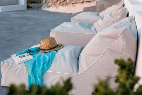 Posezení v ubytování Sleeps8-Parking-Garden-Pool-SunSets-Barbeque