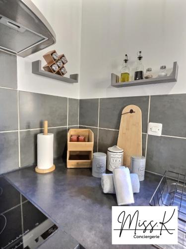 - une cuisine avec un plan de travail et un skateboard dans l'établissement ''La Fenêtre sur le marché'' de Miss.K Conciergerie, à Châtillon-sur-Chalaronne