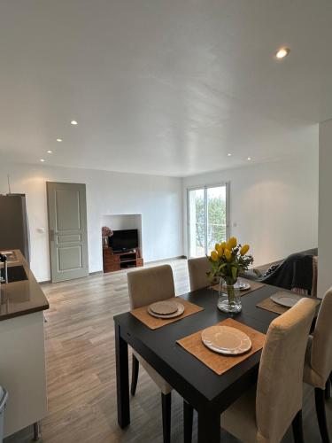 une cuisine et une salle à manger avec une table et des chaises dans l'établissement Appartement Cardo, à Bastia