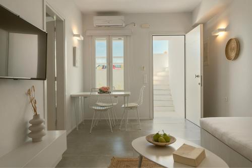 een woonkamer met een bank en een tafel bij AELIA Tinos in Tinos Town