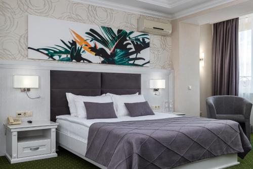 Кровать или кровати в номере Sonata Hotel & Restaurant "готель Соната"