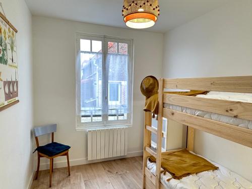 une chambre avec deux lits superposés et une fenêtre dans l'établissement La Cabane de Bonsecours, à Dieppe