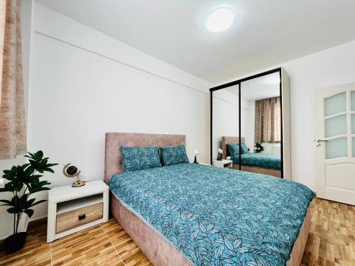 um quarto com uma cama grande e um espelho em Altheda Living Brownie 29E-2 em Suceava