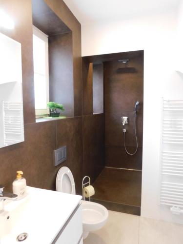 e bagno con doccia, servizi igienici e lavandino. di Cankar's secret place a Lubiana