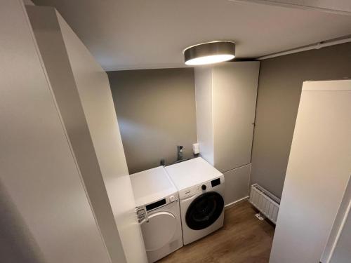 een wasruimte met een wasmachine en droger. bij Holiday Home Noordwijkerhout by Beach in Noordwijkerhout