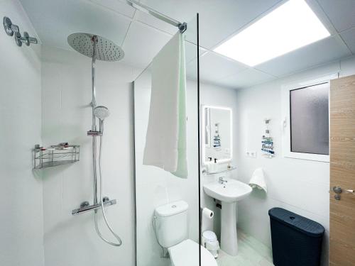 a bathroom with a shower and a toilet and a sink at HomeXperience in San Pedro del Pinatar