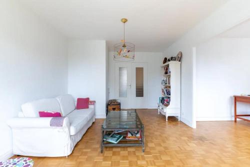 a living room with a white couch and a glass table at HSH Saint-Charles André-Citroën Superbe appartement 5P in Paris