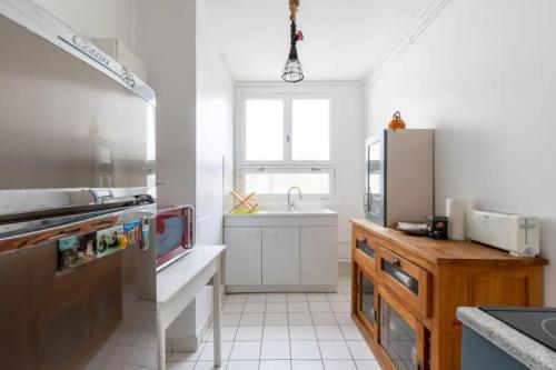 a white kitchen with a sink and a refrigerator at HSH Saint-Charles André-Citroën Superbe appartement 5P in Paris