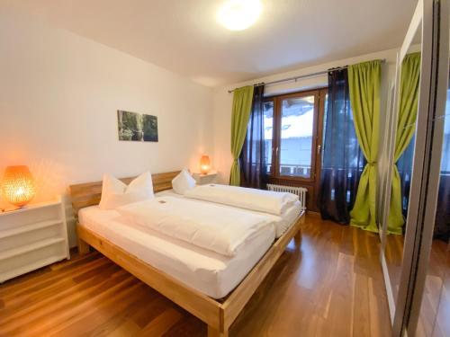 - une chambre avec un lit et une grande fenêtre dans l'établissement Ferienwohnung Hochfirstblick, à Titisee-Neustadt