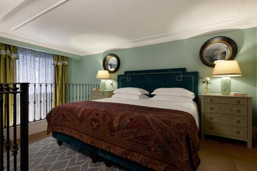 a bedroom with a large bed and a window at Rocco Forte Hotel De La Ville in Rome