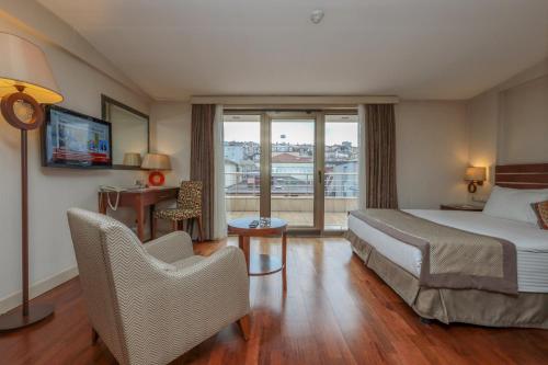 a hotel room with a bed and a balcony at Niza Park Hotel in Ankara