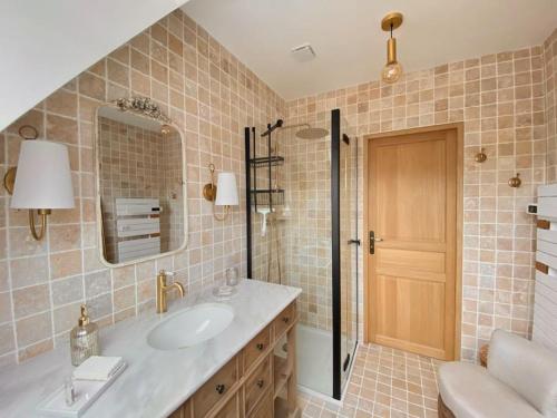 a bathroom with a sink and a mirror at Le pigeonnier / Gîte de charme 1 à 4 pers 80 m² in Cambrai
